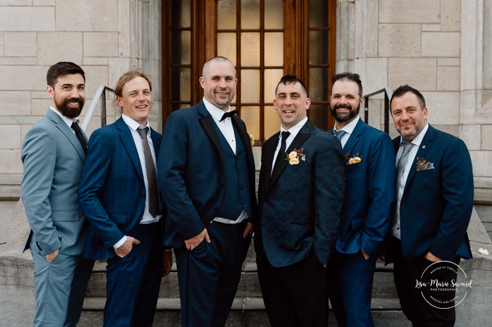 Bridal family photos in front of stone building. Mariage à Montréal au Livart. Montreal wedding at Le Livart. Photographe de mariage à Montréal. Montreal wedding photographer.