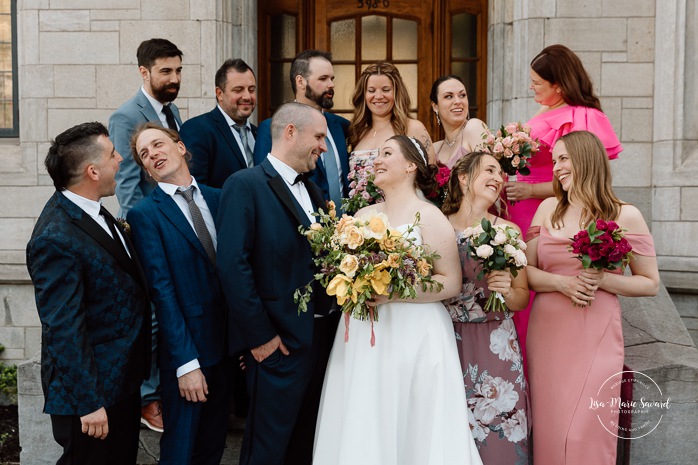 Bridal family photos in front of stone building. Mariage à Montréal au Livart. Montreal wedding at Le Livart. Photographe de mariage à Montréal. Montreal wedding photographer.