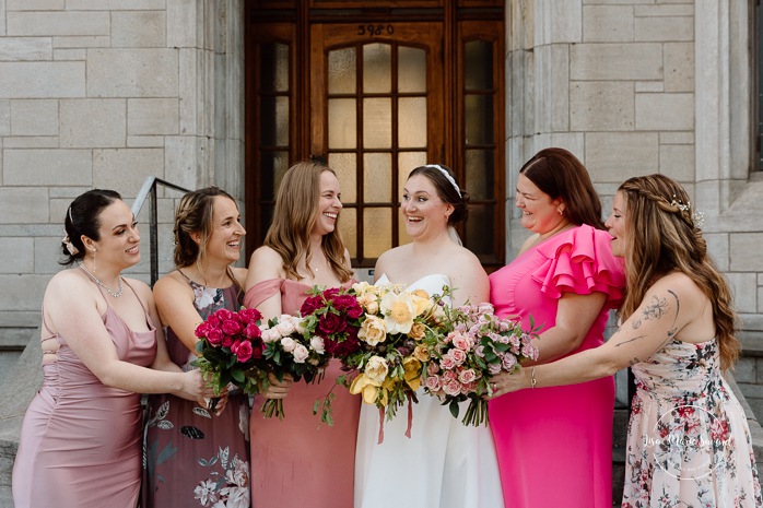 Bridal family photos in front of stone building. Mariage à Montréal au Livart. Montreal wedding at Le Livart. Photographe de mariage à Montréal. Montreal wedding photographer.