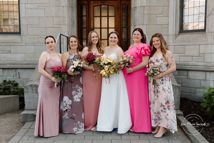 Bridal family photos in front of stone building. Mariage à Montréal au Livart. Montreal wedding at Le Livart. Photographe de mariage à Montréal. Montreal wedding photographer.