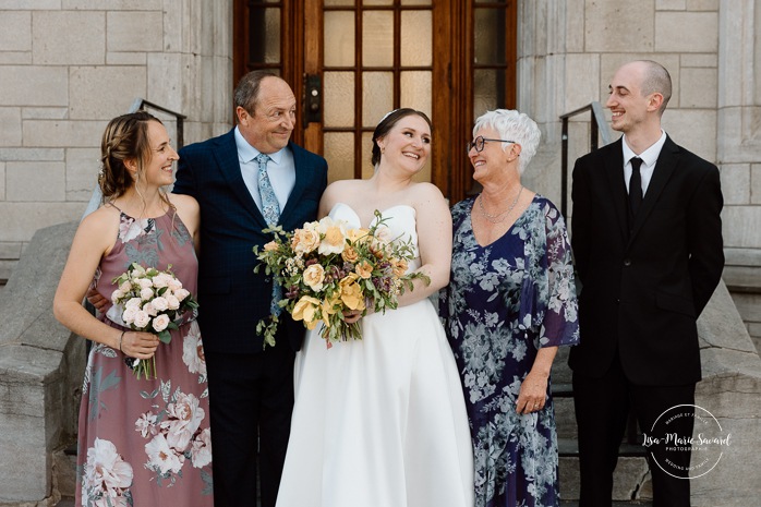 Wedding family photos in front of stone building. Mariage à Montréal au Livart. Montreal wedding at Le Livart. Photographe de mariage à Montréal. Montreal wedding photographer.