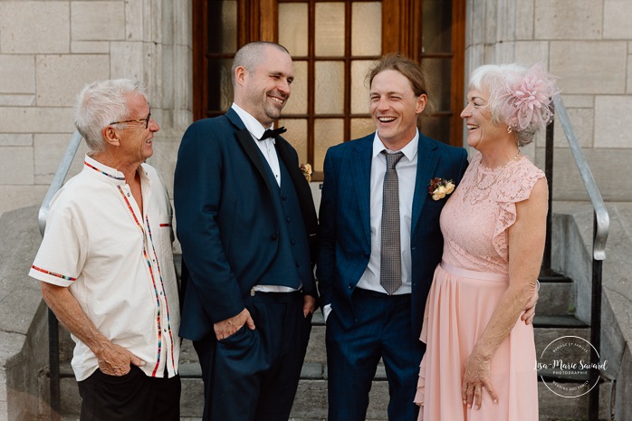 Wedding family photos in front of stone building. Mariage à Montréal au Livart. Montreal wedding at Le Livart. Photographe de mariage à Montréal. Montreal wedding photographer.