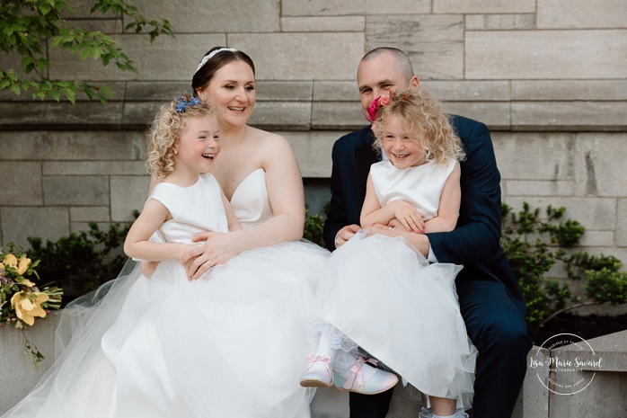 Wedding family photos in front of stone building. Mariage à Montréal au Livart. Montreal wedding at Le Livart. Photographe de mariage à Montréal. Montreal wedding photographer.