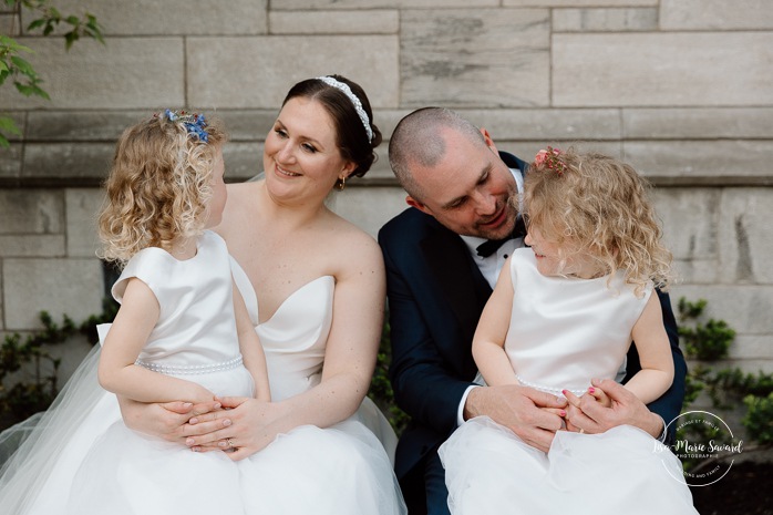 Wedding family photos in front of stone building. Mariage à Montréal au Livart. Montreal wedding at Le Livart. Photographe de mariage à Montréal. Montreal wedding photographer.