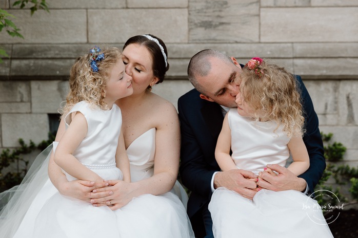 Wedding family photos in front of stone building. Mariage à Montréal au Livart. Montreal wedding at Le Livart. Photographe de mariage à Montréal. Montreal wedding photographer.