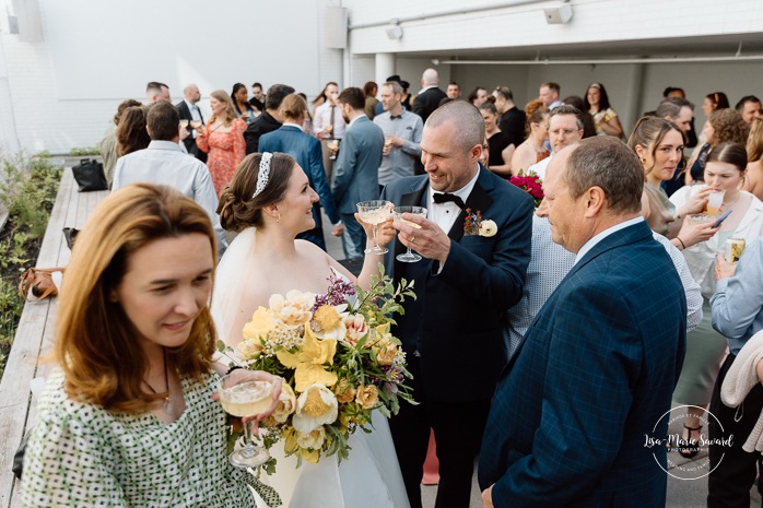 Outdoor wedding cocktail in inner courtyard. Mariage à Montréal au Livart. Montreal wedding at Le Livart. Photographe de mariage à Montréal. Montreal wedding photographer.