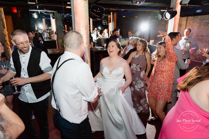 Wedding reception in dark art gallery. Mariage à Montréal au Livart. Montreal wedding at Le Livart. Photographe de mariage à Montréal. Montreal wedding photographer.