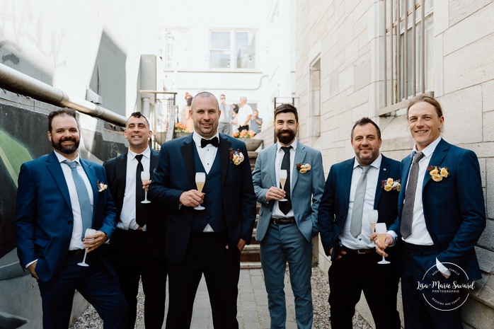 Groom getting ready with groomsmen. Montreal wedding at Le Livart. Photographe de mariage à Montréal. Montreal wedding photographer.