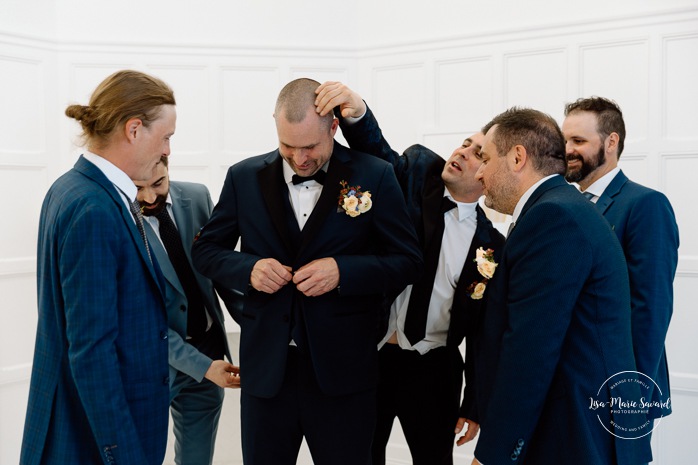 Groom getting ready with groomsmen. Montreal wedding at Le Livart. Photographe de mariage à Montréal. Montreal wedding photographer.