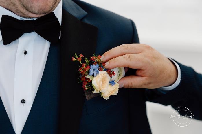 Groom getting ready with groomsmen. Montreal wedding at Le Livart. Photographe de mariage à Montréal. Montreal wedding photographer.