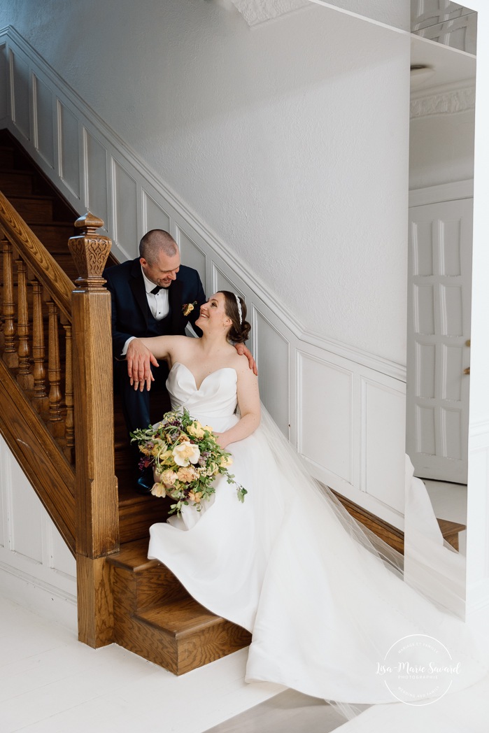 Wedding photos inside art gallery. Art gallery wedding. Mariage à Montréal au Livart. Montreal wedding at Le Livart. Photographe de mariage à Montréal. Montreal wedding photographer.