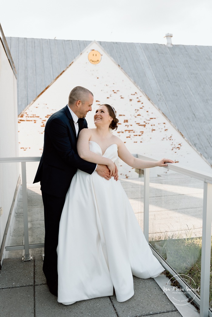 Rooftop wedding photos. Cityscape wedding photos. Mariage à Montréal au Livart. Montreal wedding at Le Livart. Photographe de mariage à Montréal. Montreal wedding photographer.