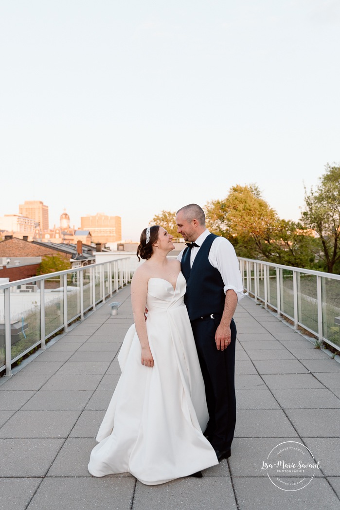 Golden hour wedding photos. Rooftop wedding photos. Cityscape wedding photos. Mariage à Montréal au Livart. Montreal wedding at Le Livart. Photographe de mariage à Montréal. Montreal wedding photographer.