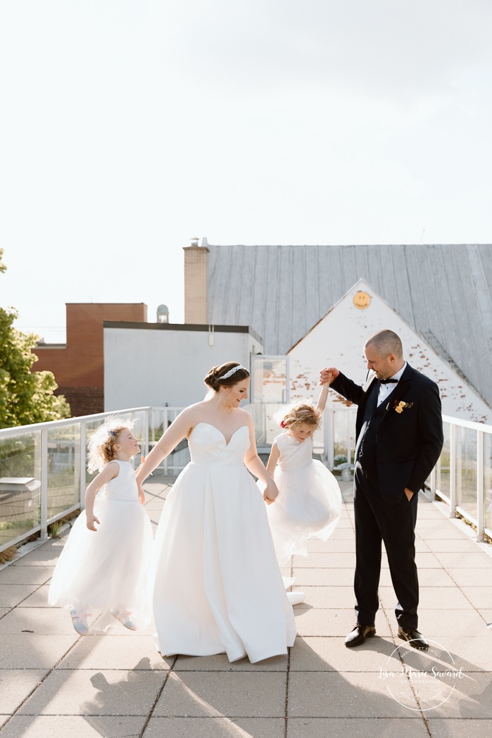 Wedding photos with children. Rooftop wedding photos. Cityscape wedding photos. Mariage à Montréal au Livart. Montreal wedding at Le Livart. Photographe de mariage à Montréal. Montreal wedding photographer.