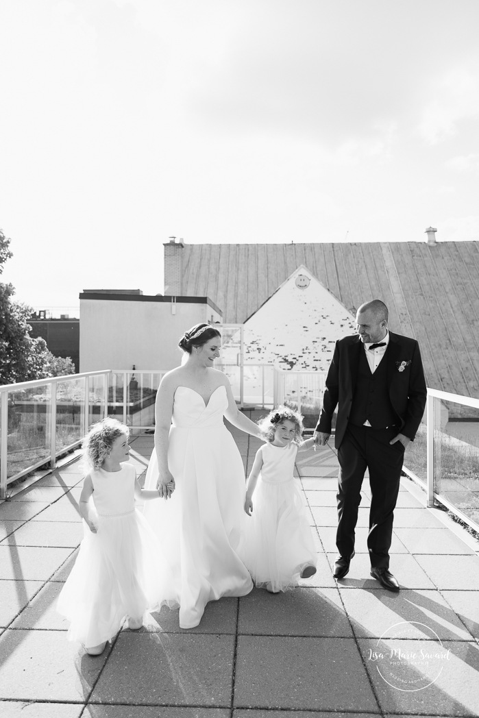 Wedding photos with children. Rooftop wedding photos. Cityscape wedding photos. Mariage à Montréal au Livart. Montreal wedding at Le Livart. Photographe de mariage à Montréal. Montreal wedding photographer.