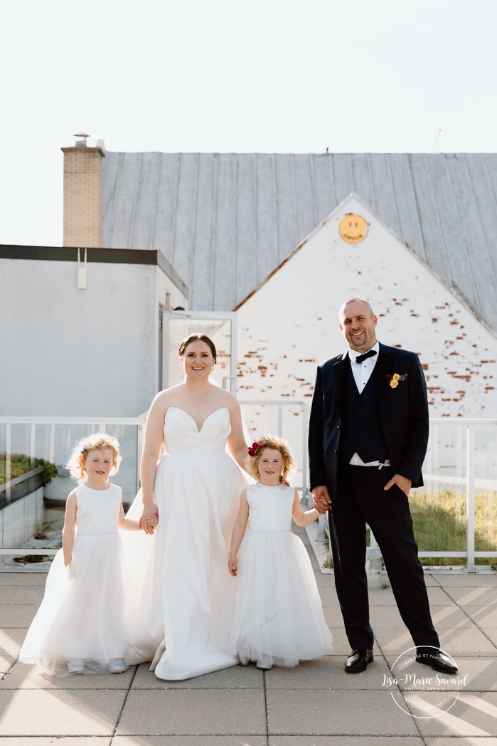 Wedding photos with children. Rooftop wedding photos. Cityscape wedding photos. Mariage à Montréal au Livart. Montreal wedding at Le Livart. Photographe de mariage à Montréal. Montreal wedding photographer.