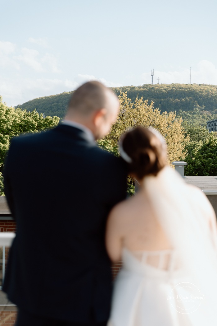 Rooftop wedding photos. Cityscape wedding photos. Mariage à Montréal au Livart. Montreal wedding at Le Livart. Photographe de mariage à Montréal. Montreal wedding photographer.