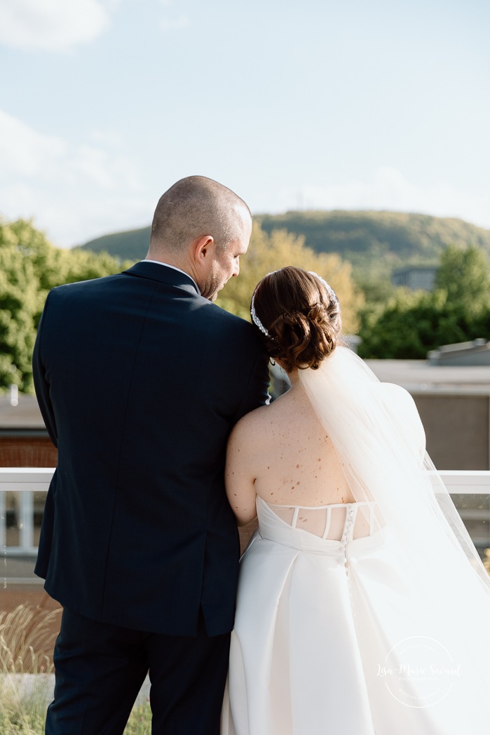 Rooftop wedding photos. Cityscape wedding photos. Mariage à Montréal au Livart. Montreal wedding at Le Livart. Photographe de mariage à Montréal. Montreal wedding photographer.