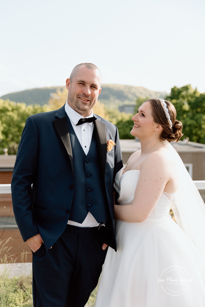 Rooftop wedding photos. Cityscape wedding photos. Mariage à Montréal au Livart. Montreal wedding at Le Livart. Photographe de mariage à Montréal. Montreal wedding photographer.