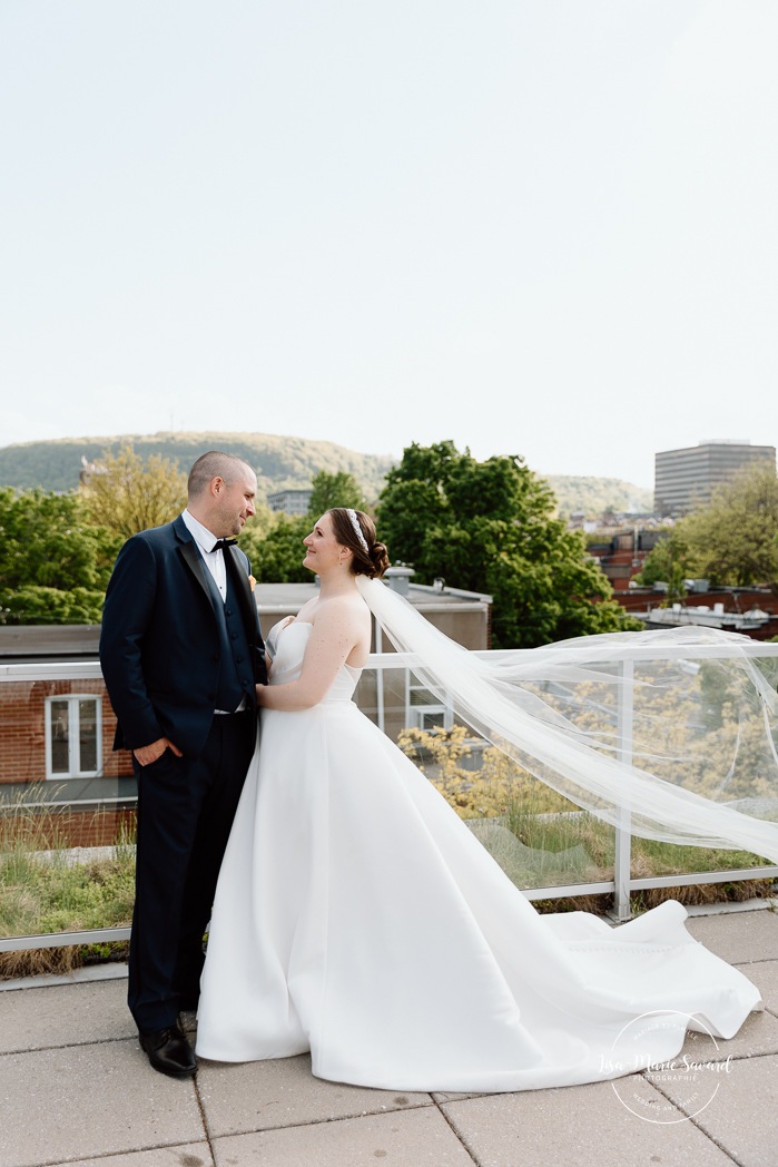 Rooftop wedding photos. Cityscape wedding photos. Mariage à Montréal au Livart. Montreal wedding at Le Livart. Photographe de mariage à Montréal. Montreal wedding photographer.