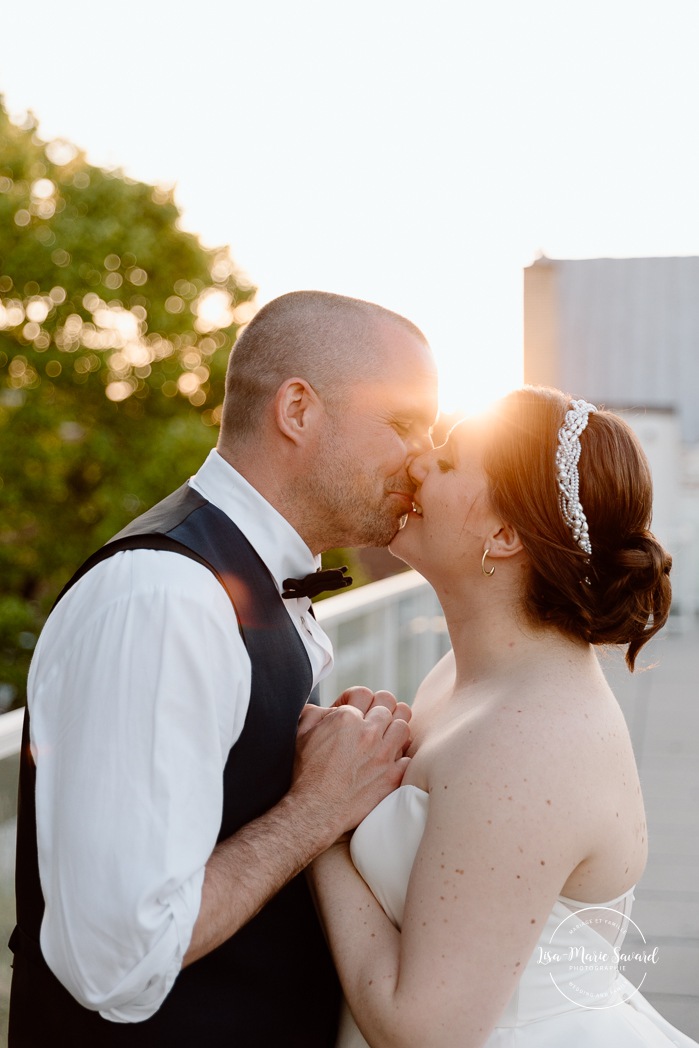 Golden hour wedding photos. Rooftop wedding photos. Cityscape wedding photos. Mariage à Montréal au Livart. Montreal wedding at Le Livart. Photographe de mariage à Montréal. Montreal wedding photographer.