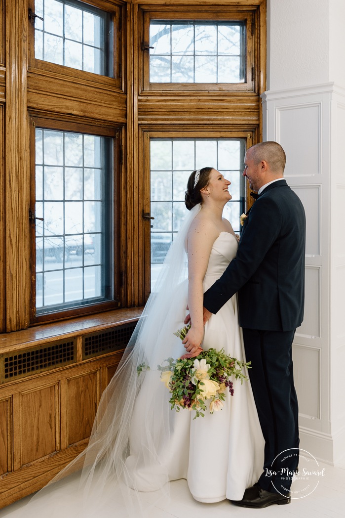 Wedding photos inside art gallery. Art gallery wedding. Mariage à Montréal au Livart. Montreal wedding at Le Livart. Photographe de mariage à Montréal. Montreal wedding photographer.