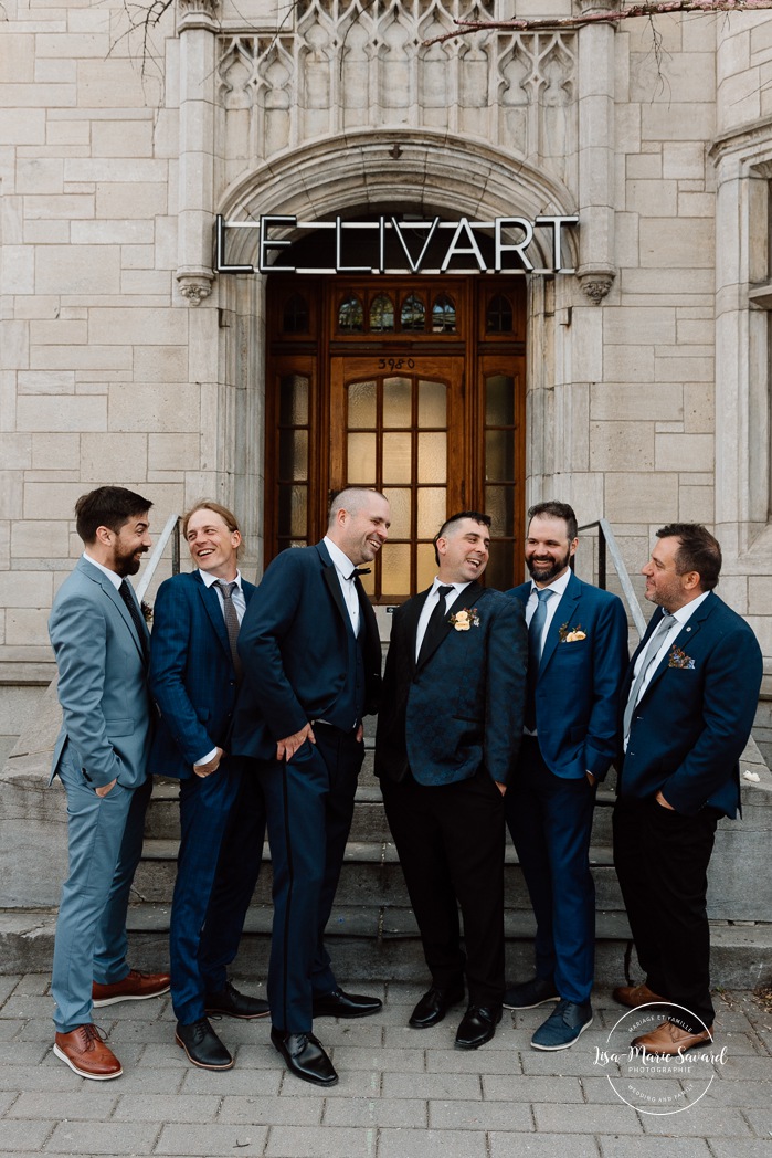 Bridal family photos in front of stone building. Mariage à Montréal au Livart. Montreal wedding at Le Livart. Photographe de mariage à Montréal. Montreal wedding photographer.