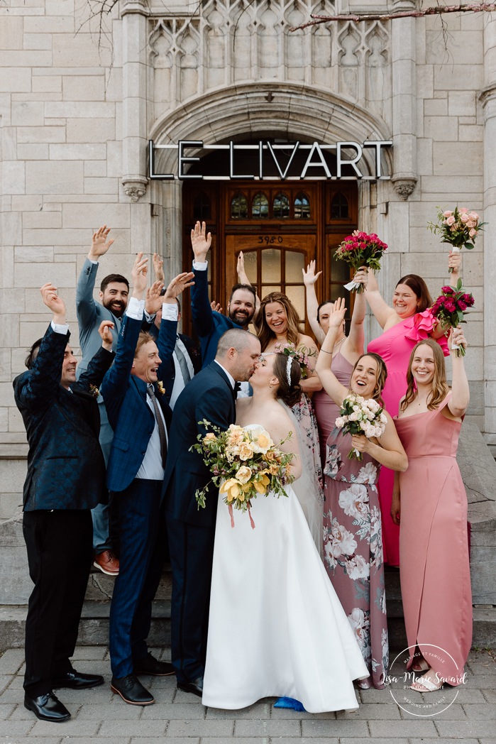 Bridal family photos in front of stone building. Mariage à Montréal au Livart. Montreal wedding at Le Livart. Photographe de mariage à Montréal. Montreal wedding photographer.