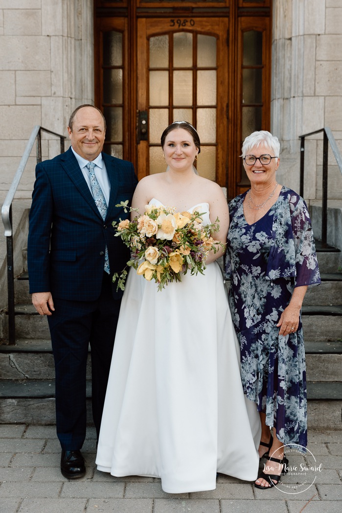 Wedding family photos in front of stone building. Mariage à Montréal au Livart. Montreal wedding at Le Livart. Photographe de mariage à Montréal. Montreal wedding photographer.