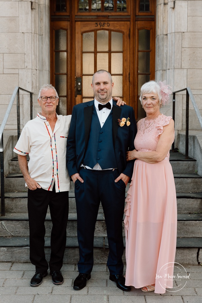 Wedding family photos in front of stone building. Mariage à Montréal au Livart. Montreal wedding at Le Livart. Photographe de mariage à Montréal. Montreal wedding photographer.