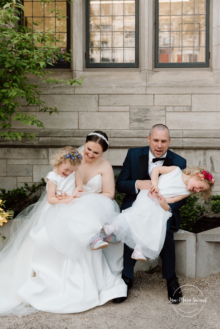 Wedding family photos in front of stone building. Mariage à Montréal au Livart. Montreal wedding at Le Livart. Photographe de mariage à Montréal. Montreal wedding photographer.