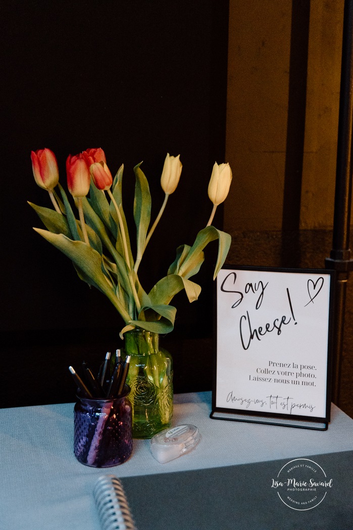 Wedding reception in dark art gallery. Mariage à Montréal au Livart. Montreal wedding at Le Livart. Photographe de mariage à Montréal. Montreal wedding photographer.