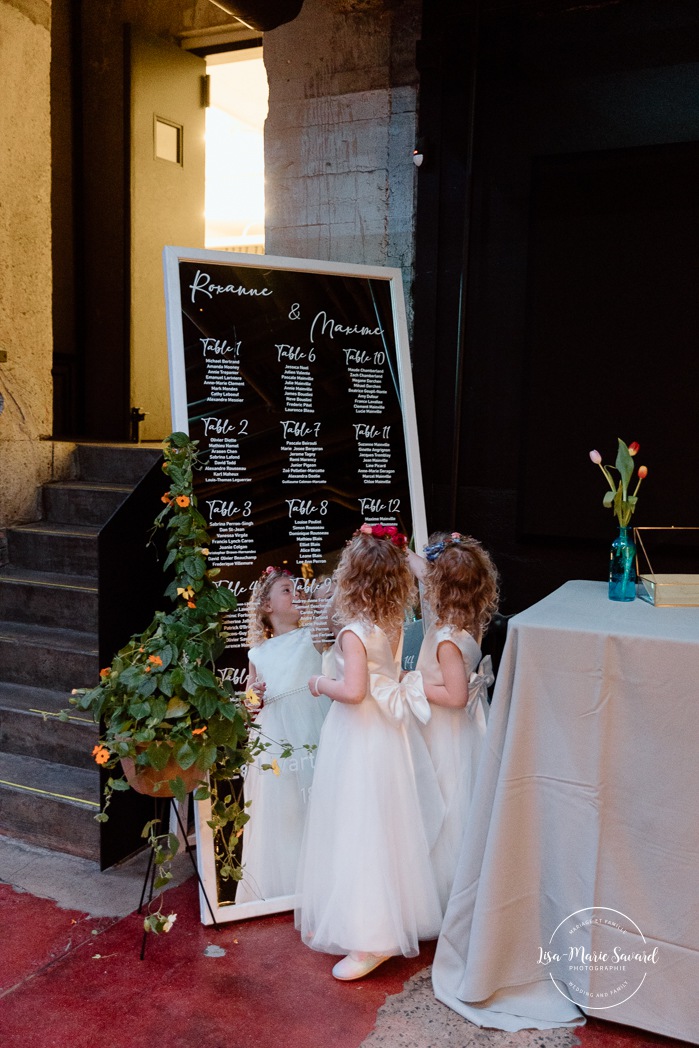 Wedding reception in dark art gallery. Mariage à Montréal au Livart. Montreal wedding at Le Livart. Photographe de mariage à Montréal. Montreal wedding photographer.