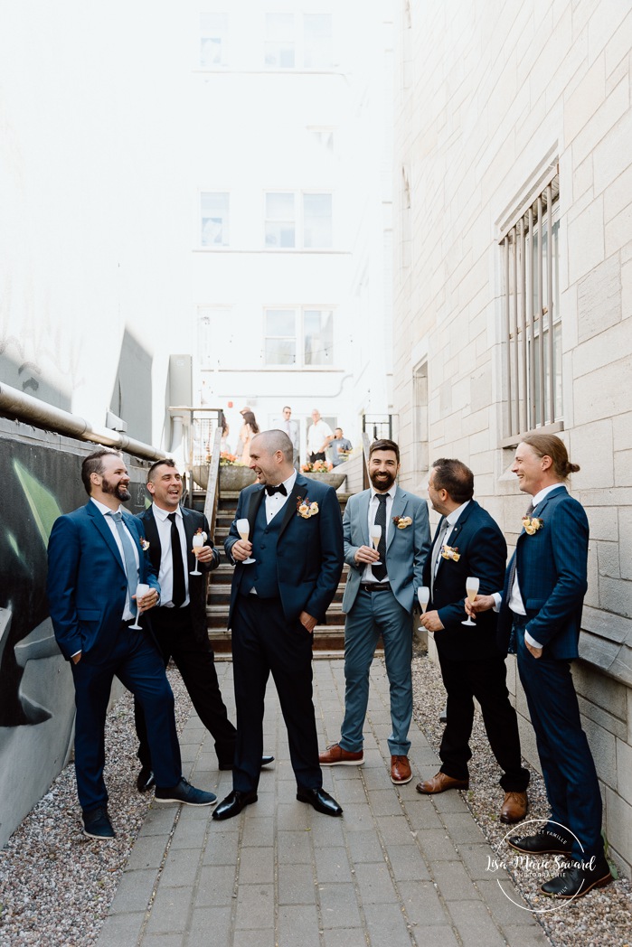 Groom getting ready with groomsmen. Montreal wedding at Le Livart. Photographe de mariage à Montréal. Montreal wedding photographer.