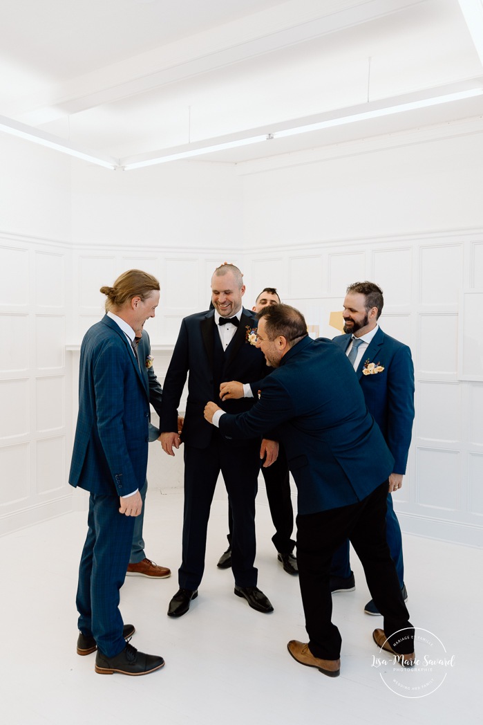 Groom getting ready with groomsmen. Montreal wedding at Le Livart. Photographe de mariage à Montréal. Montreal wedding photographer.