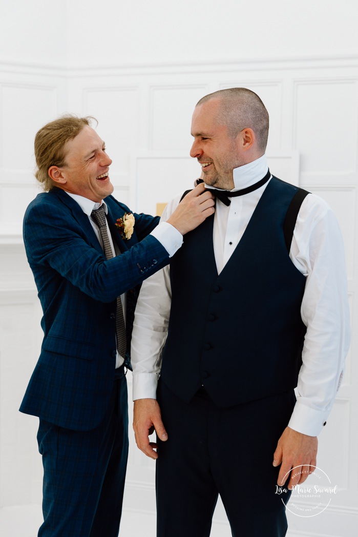 Groom getting ready with groomsmen. Montreal wedding at Le Livart. Photographe de mariage à Montréal. Montreal wedding photographer. 