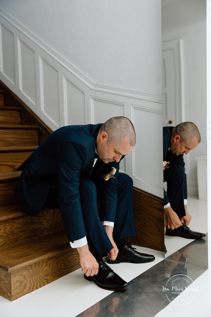 Groom getting ready with groomsmen. Montreal wedding at Le Livart. Photographe de mariage à Montréal. Montreal wedding photographer.