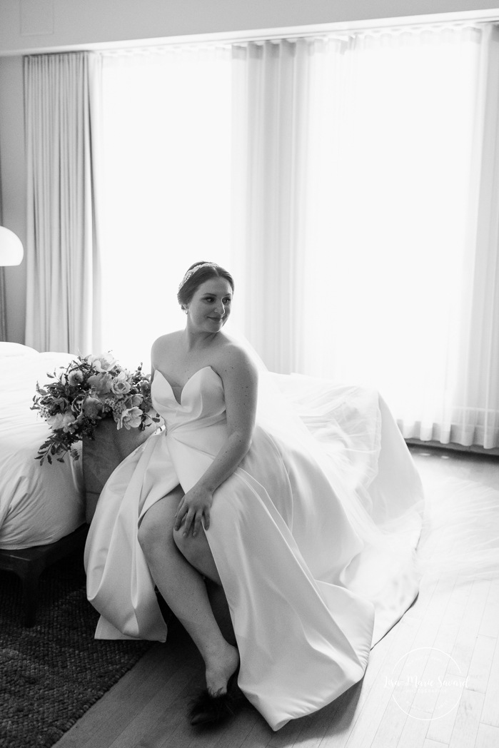 Bride getting ready with daughters and bridesmaids in hotel room. Mariage à Montréal au Livart. Montreal wedding at Le Livart. Photographe de mariage à Montréal. Montreal wedding photographer. Le Germain Centre-ville Montréal.