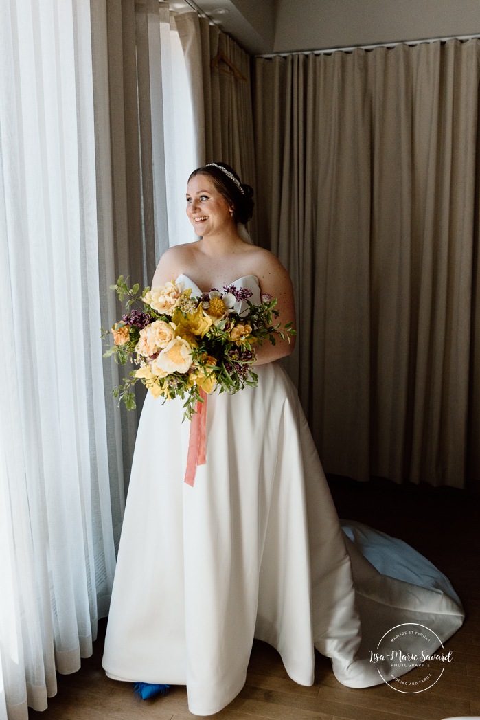 Bride getting ready with daughters and bridesmaids in hotel room. Mariage à Montréal au Livart. Montreal wedding at Le Livart. Photographe de mariage à Montréal. Montreal wedding photographer. Le Germain Centre-ville Montréal.