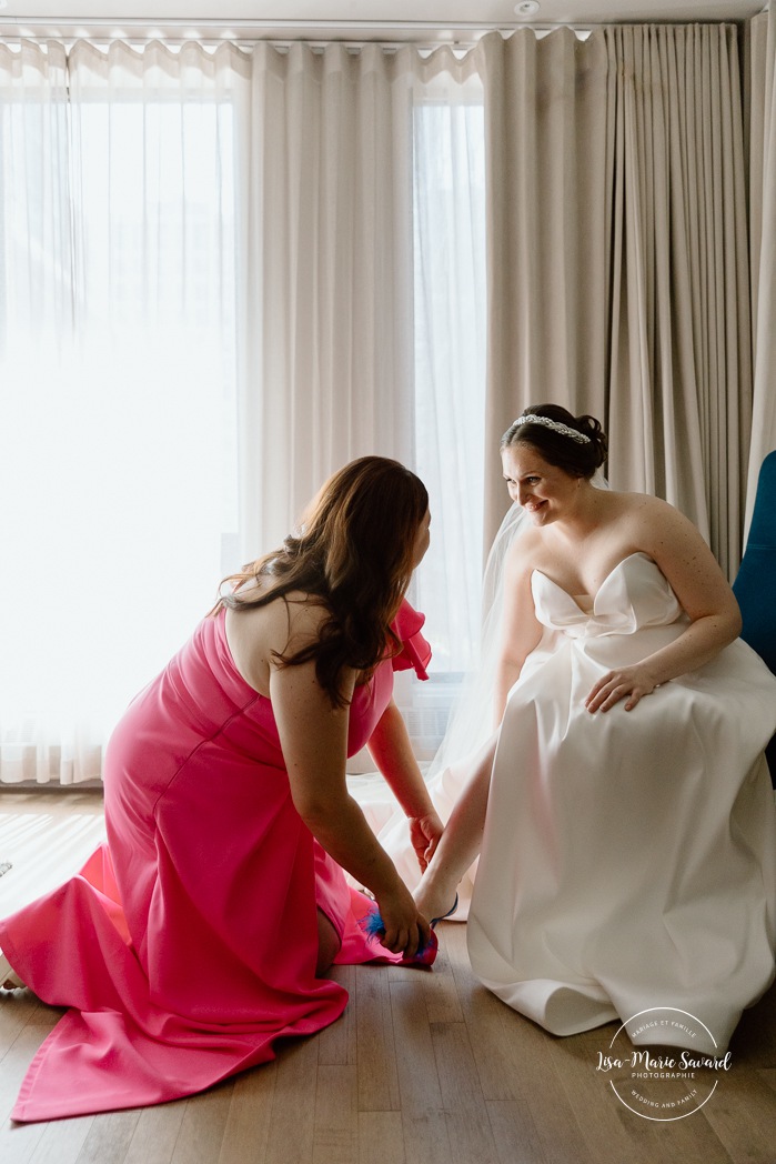 Bride getting ready with daughters and bridesmaids in hotel room. Mariage à Montréal au Livart. Montreal wedding at Le Livart. Photographe de mariage à Montréal. Montreal wedding photographer. Le Germain Centre-ville Montréal.