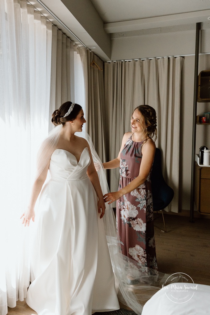 Bride getting ready with daughters and bridesmaids in hotel room. Mariage à Montréal au Livart. Montreal wedding at Le Livart. Photographe de mariage à Montréal. Montreal wedding photographer. Le Germain Centre-ville Montréal.