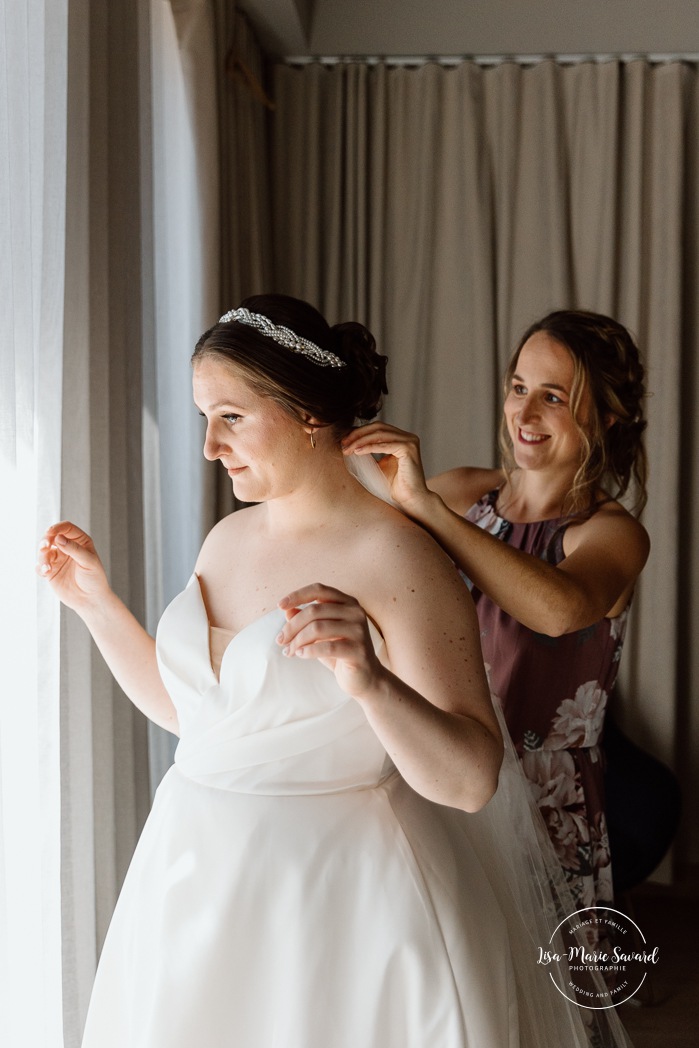 Bride getting ready with daughters and bridesmaids in hotel room. Mariage à Montréal au Livart. Montreal wedding at Le Livart. Photographe de mariage à Montréal. Montreal wedding photographer. Le Germain Centre-ville Montréal.