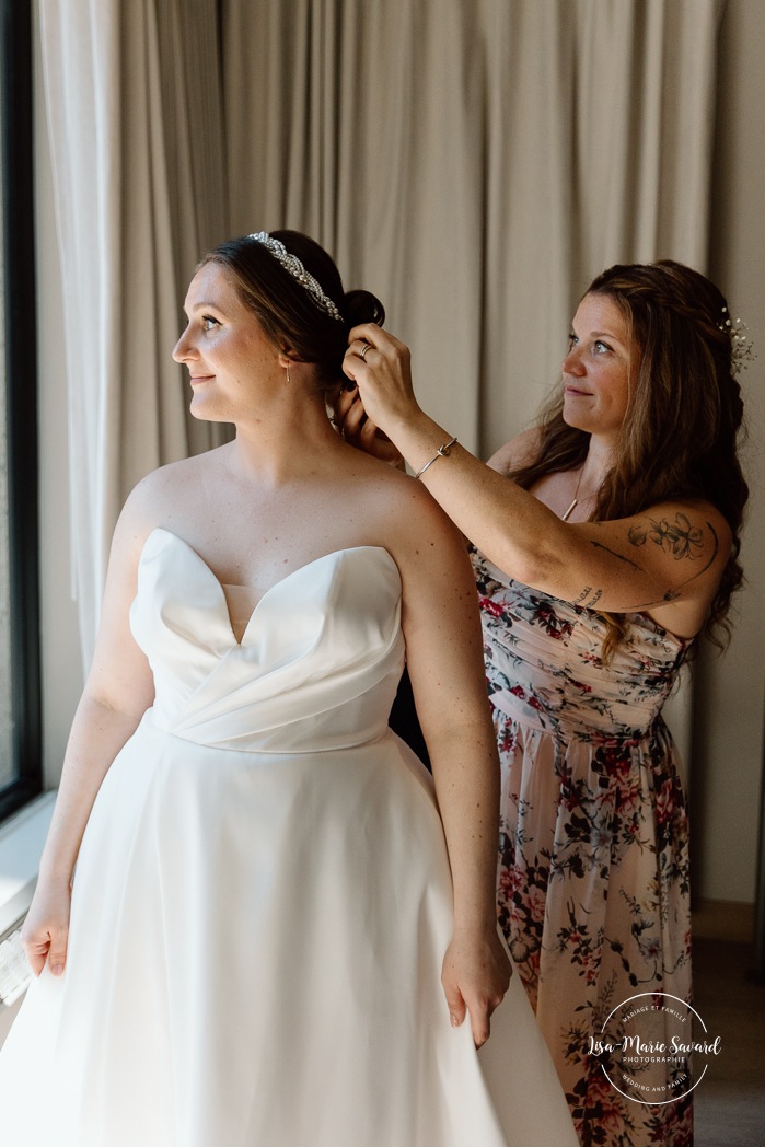 Bride getting ready with daughters and bridesmaids in hotel room. Mariage à Montréal au Livart. Montreal wedding at Le Livart. Photographe de mariage à Montréal. Montreal wedding photographer. Le Germain Centre-ville Montréal.