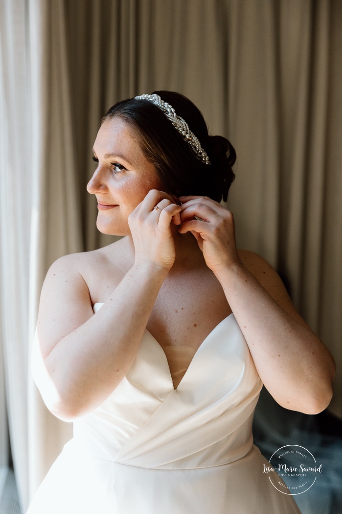 Bride getting ready with daughters and bridesmaids in hotel room. Mariage à Montréal au Livart. Montreal wedding at Le Livart. Photographe de mariage à Montréal. Montreal wedding photographer. Le Germain Centre-ville Montréal.