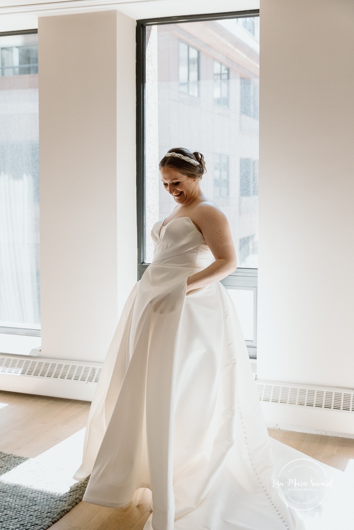 Bride getting ready with daughters and bridesmaids in hotel room. Mariage à Montréal au Livart. Montreal wedding at Le Livart. Photographe de mariage à Montréal. Montreal wedding photographer. Le Germain Centre-ville Montréal.