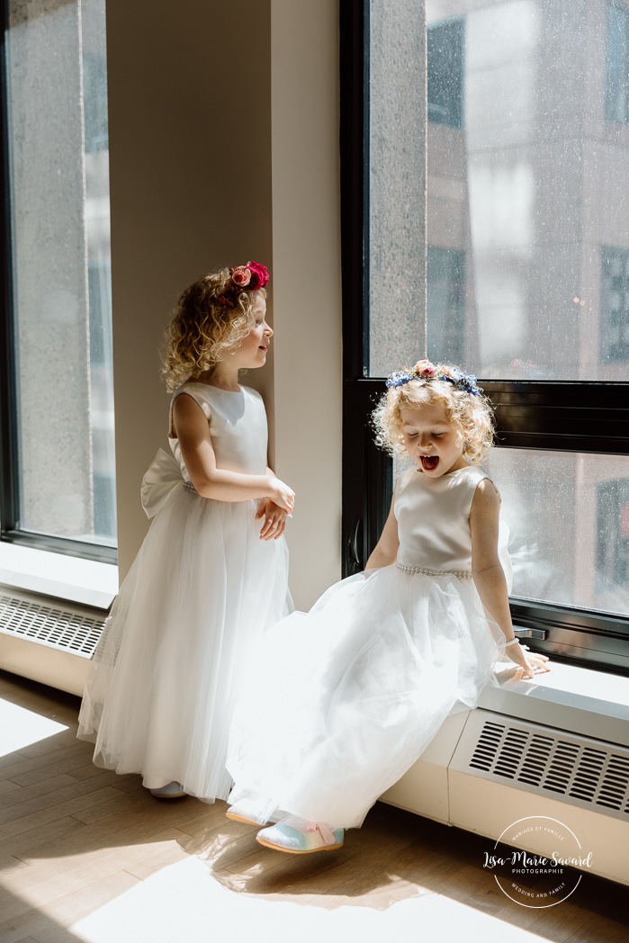 Bride getting ready with daughters and bridesmaids in hotel room. Mariage à Montréal au Livart. Montreal wedding at Le Livart. Photographe de mariage à Montréal. Montreal wedding photographer. Le Germain Centre-ville Montréal.