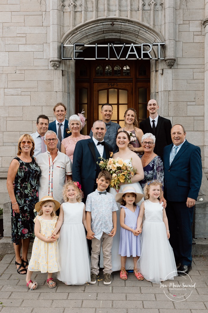 Wedding family photos in front of stone building. Mariage à Montréal au Livart. Montreal wedding at Le Livart. Photographe de mariage à Montréal. Montreal wedding photographer.