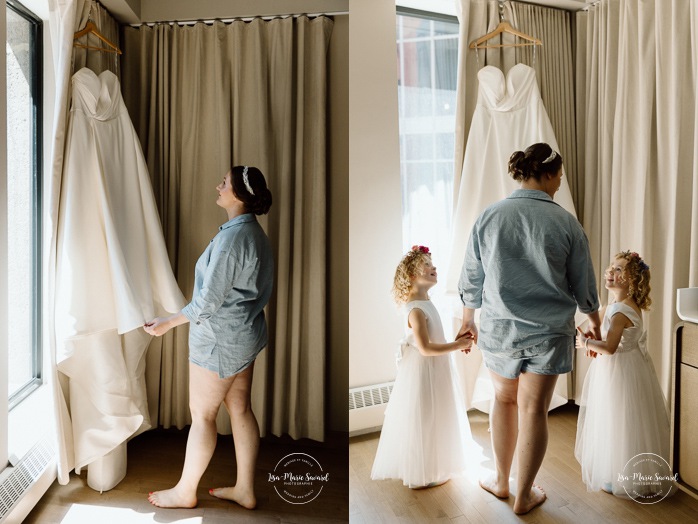 Bride getting ready with daughters and bridesmaids in hotel room. Mariage à Montréal au Livart. Montreal wedding at Le Livart. Photographe de mariage à Montréal. Montreal wedding photographer. Le Germain Centre-ville Montréal.