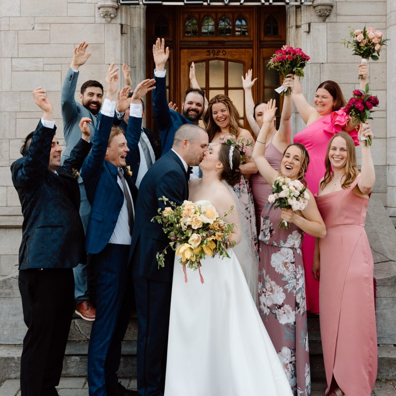 Bridal family photos in front of stone building. Mariage à Montréal au Livart. Montreal wedding at Le Livart. Photographe de mariage à Montréal. Montreal wedding photographer.