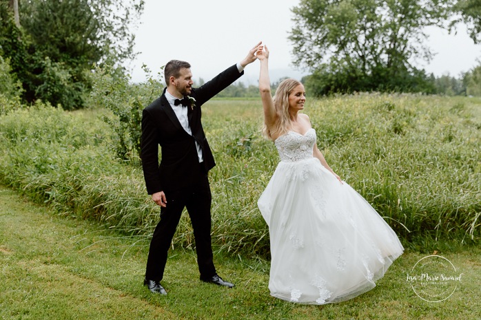 Rainy wedding photos. Wedding photos with umbrellas. Mariage pluvieux à Montréal. Montreal rainy wedding. Photographe mariage à Montréal. Montreal wedding photographer. Mariage à Mouton Village. Mouton Village wedding.